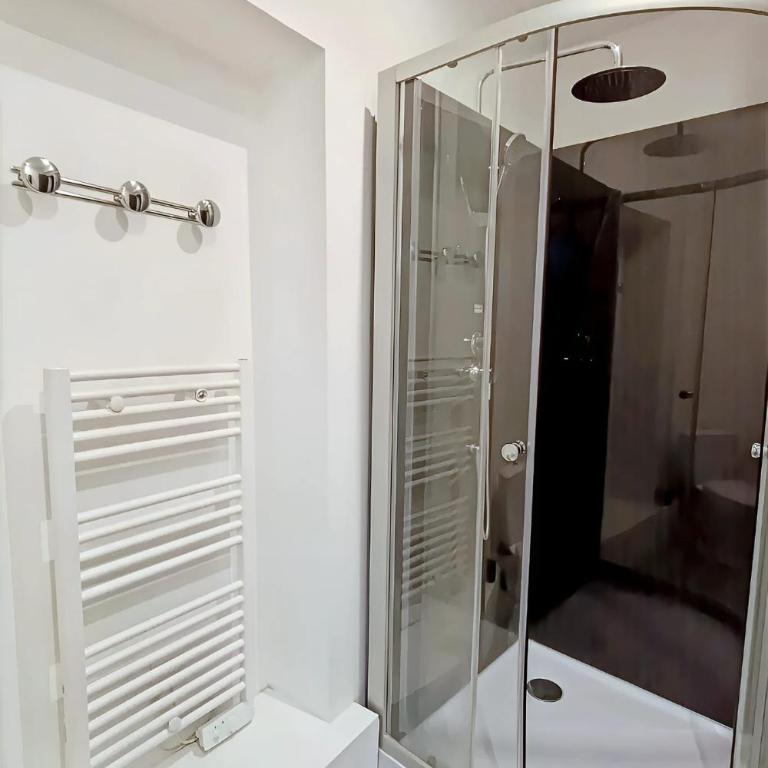 Apt 14 au 3ème étage, un superbe T2 bis d'environ 60m2, climatisé et entièrement équipé avec une terrasse privée, dans un immeuble authentique du 18 ème siècle - Apartment mit 1 Schlafzimmer - 12