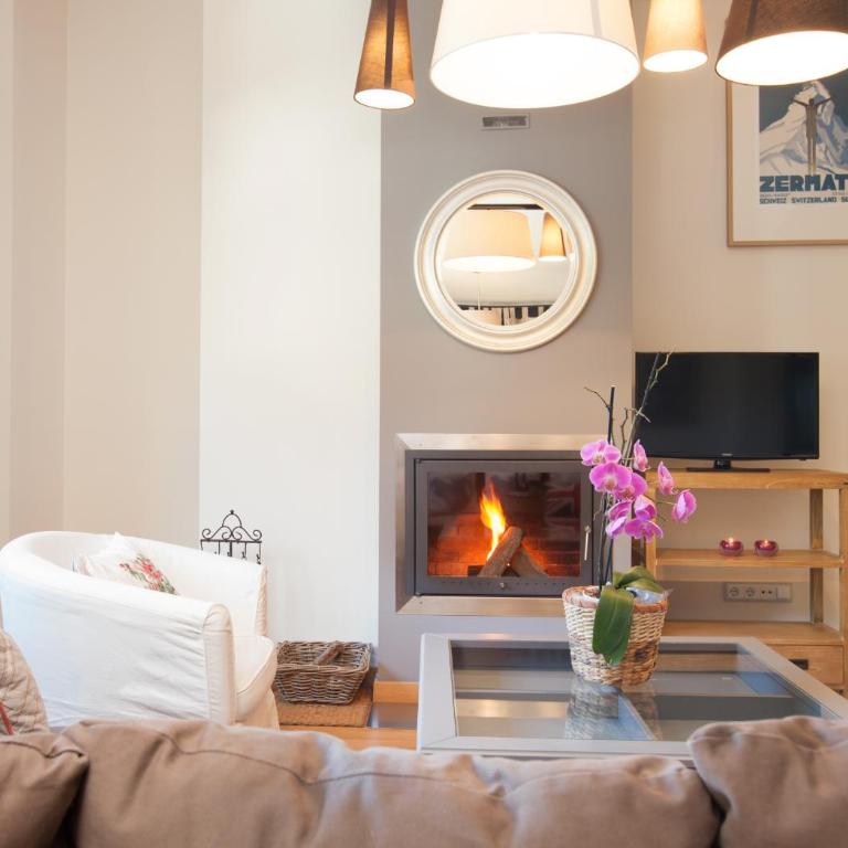 Tarter Mountain Suites - Superior Two Bedroom Apartment with Fireplace for 9 persons. 5 min Walking to Ski Area - 12