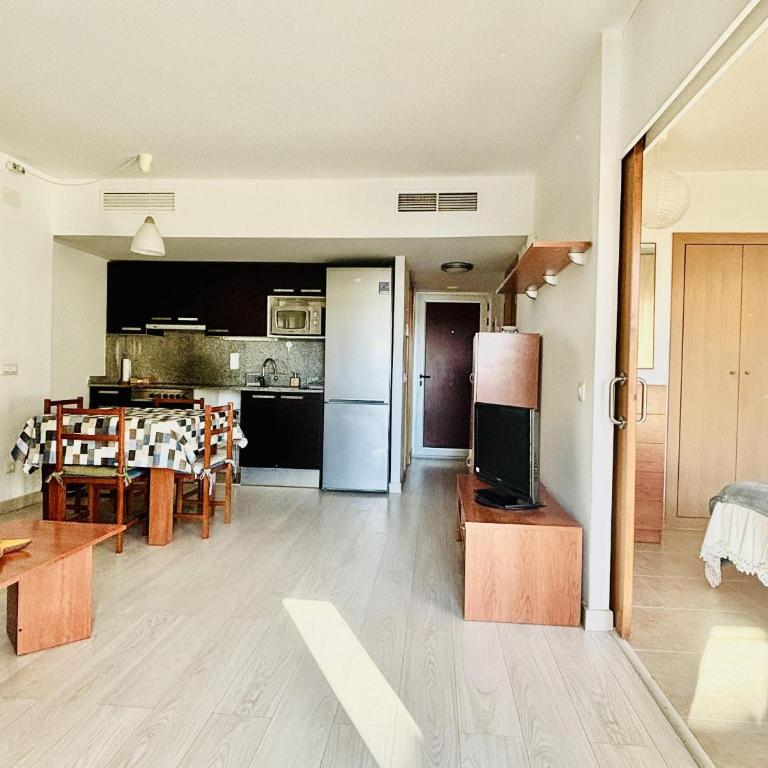 Apartamento en Roses con Terraza Privada y Parking - ES-258-185 - Apartamento - 2