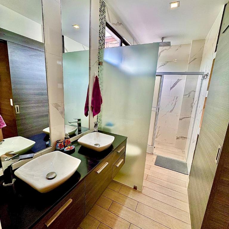 Casa Kily - Three-Bedroom House - 36