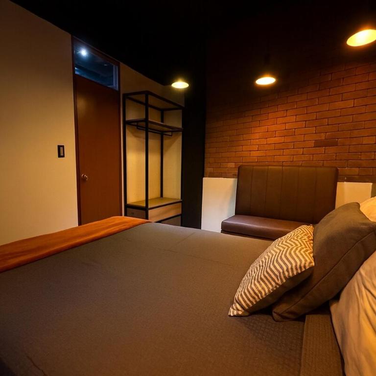 Luxury Industrial Vault, Wifi, Washer & Dryer, 5 rooms - Five-Bedroom House - 9