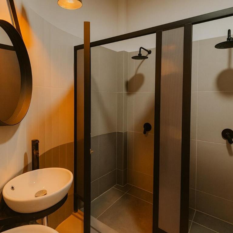 Luxury Industrial Vault, Wifi, Washer & Dryer, 5 rooms - Five-Bedroom House - 10