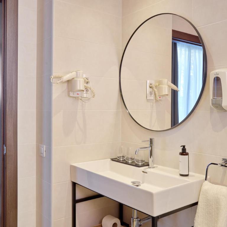 Hostal Centric - Superior Triple Room - 6