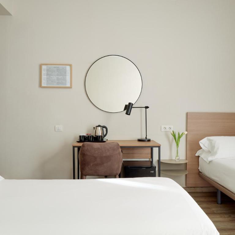 Hostal Centric - Superior Triple Room - 5