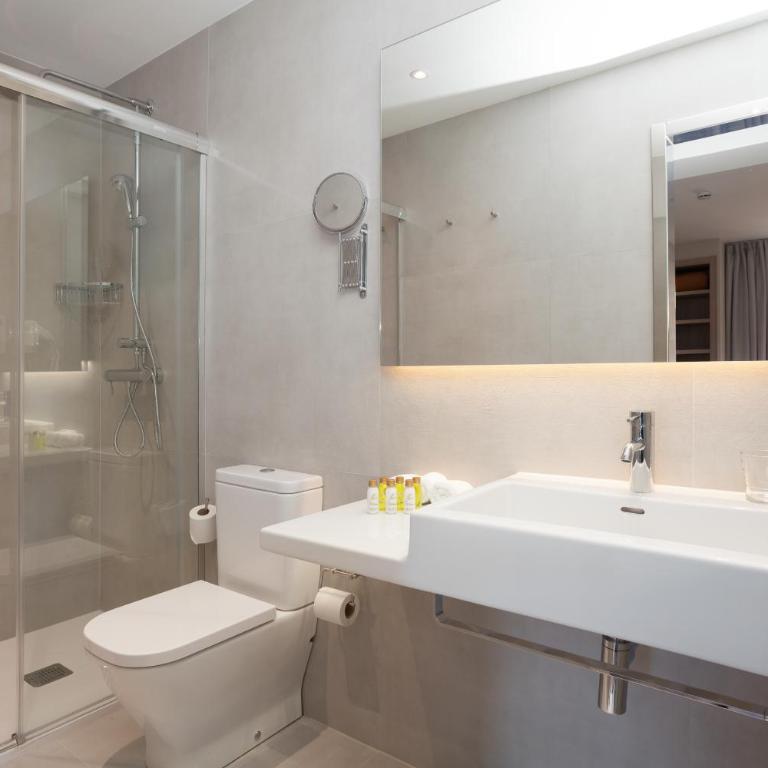 Hostal Centric - Superior Triple Room - 12