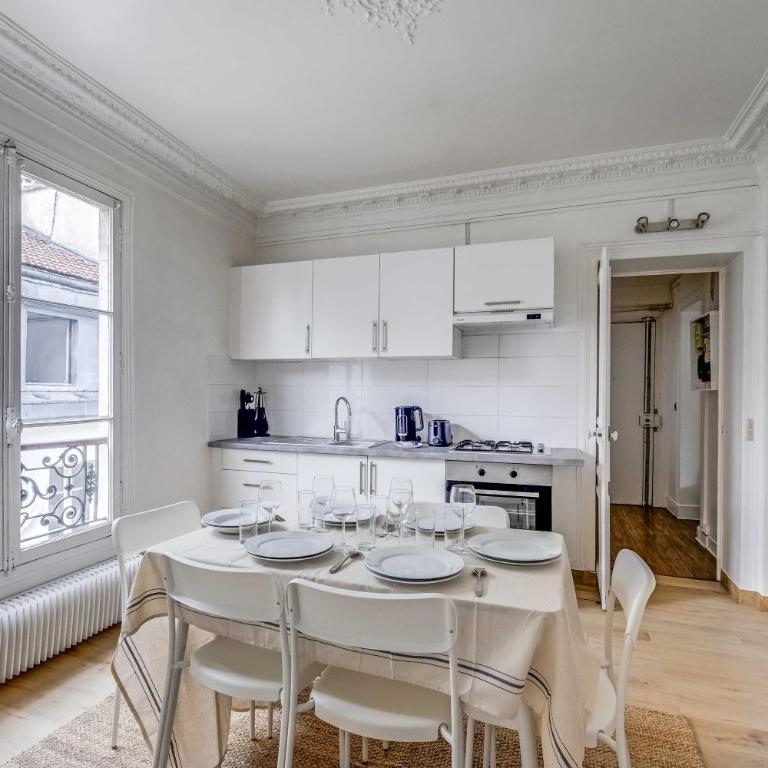 Haussmannian apt - 2BDR-6P near Marais-sentier - Apartment - 3