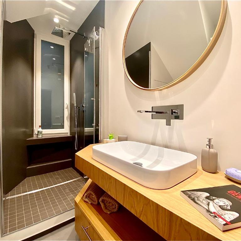 Stunning San Lorenzo 19 Apt - Rolli Palace - Free Private Parking Included! - One-Bedroom Apartment - 24