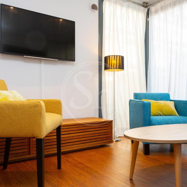 Palauet Tres Torres 2 - Two-Bedroom Apartment - 11