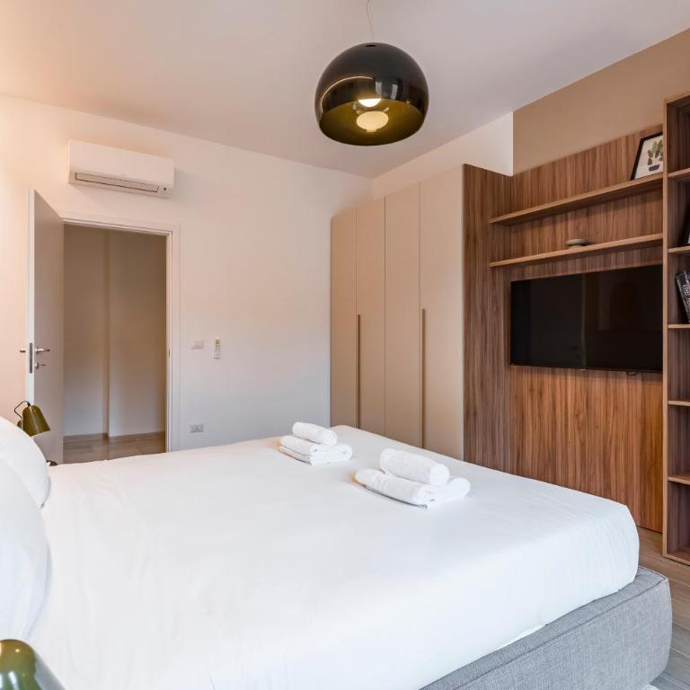 Luxury Design Penthouse with Historic View 3-Bedroom - Three-Bedroom Apartment - 24