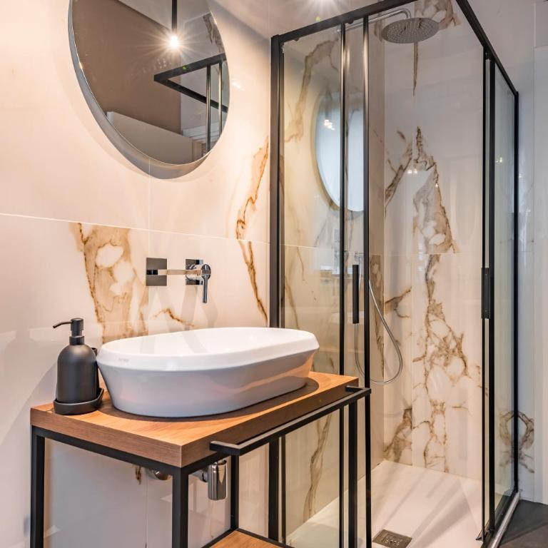 Luxury Design Penthouse with Historic View 3-Bedroom - Three-Bedroom Apartment - 6