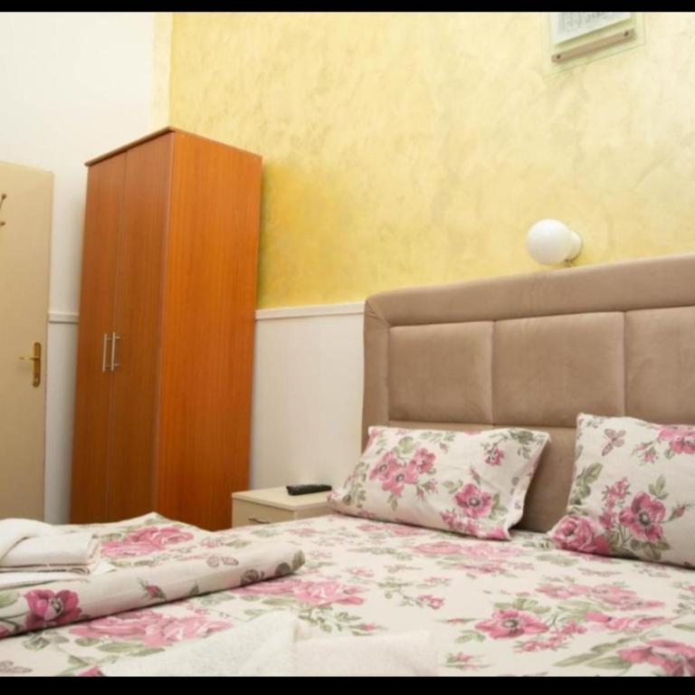 Sobe Centar Kupatilo WiFi Rooms - Dvokrevetna Soba sa Bračnim Krevetom i Sopstvenim Kupatilom - 5