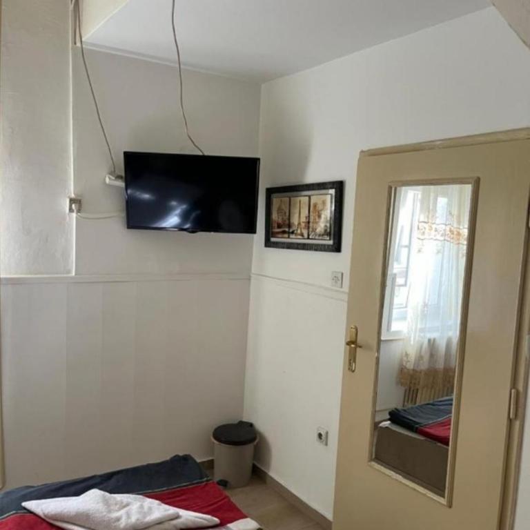 Sobe Centar Kupatilo WiFi Rooms - Dvokrevetna Soba sa Bračnim Krevetom i Sopstvenim Kupatilom - 6