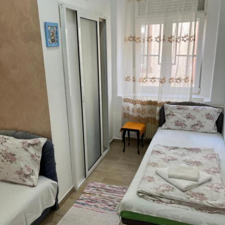 Sobe Centar Kupatilo WiFi Rooms - Dvokrevetna Soba sa Bračnim Krevetom /2 Zasebna Kreveta i Sopstvenim Kupatilom - 3