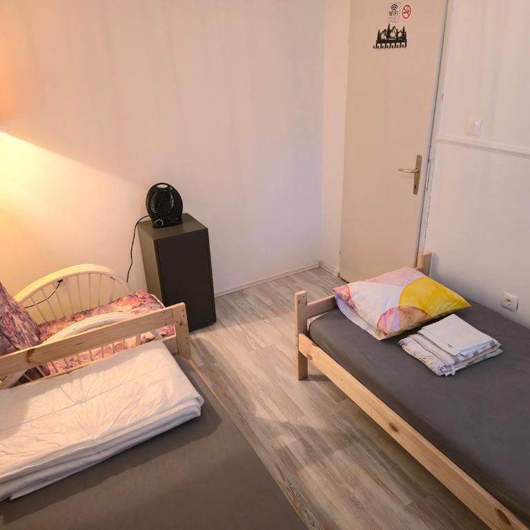 Hostel Budva - Dvokrevetna Soba sa Zasebnim Krevetima - 1
