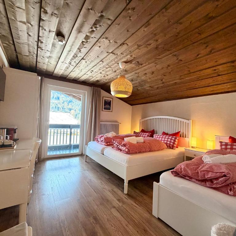 Boutique Hotel Alpenhof - Dreibettzimmer mit Balkon und Bergblick - 1
