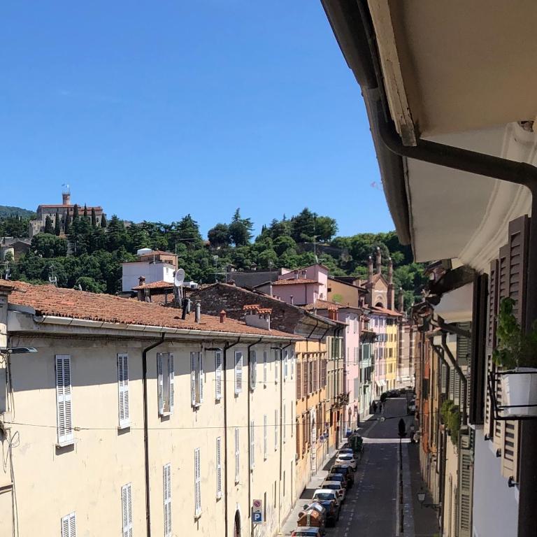 Bright frescoed attic in the city center, parking free! Brescia - One-Bedroom Apartment - 2
