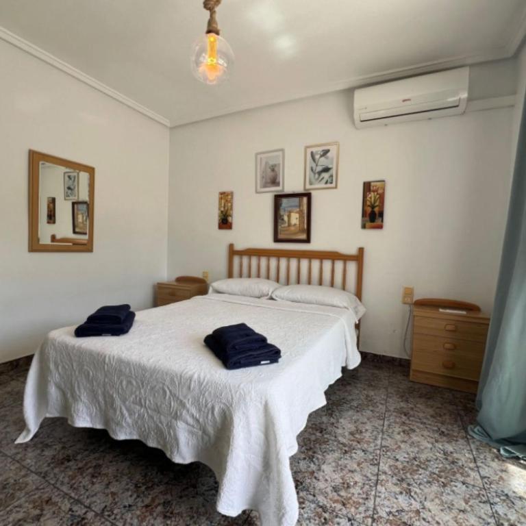 Charming 3-Bedroom House with Shared Pool in Punta Prima, Torrevieja - Vacation Home - 8