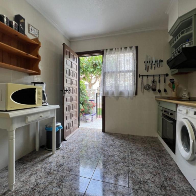 Charming 3-Bedroom House with Shared Pool in Punta Prima, Torrevieja - Vacation Home - 11