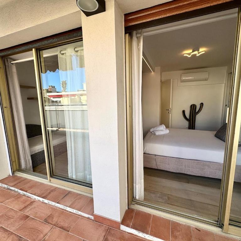 Bright cocoon with quiet terrace - Two-Bedroom Apartment with Terrace - 15