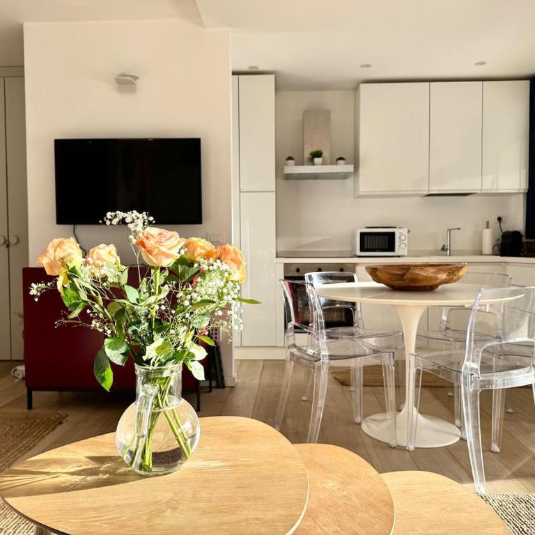 Bright cocoon with quiet terrace - Two-Bedroom Apartment with Terrace - 44