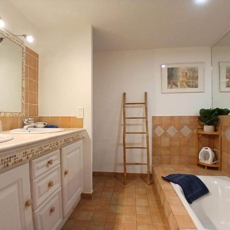 Mas Bella Vida - Chambres d'Hôtes - Chambre Lit King-Size - Vue sur Jardin - 9