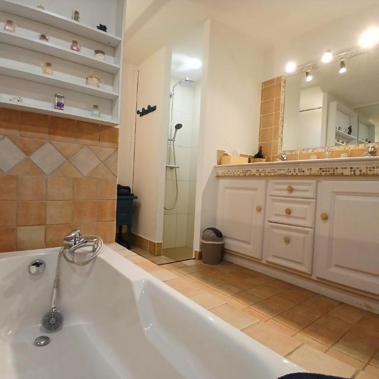 Mas Bella Vida - Chambres d'Hôtes - Chambre Lit King-Size - Vue sur Jardin - 10