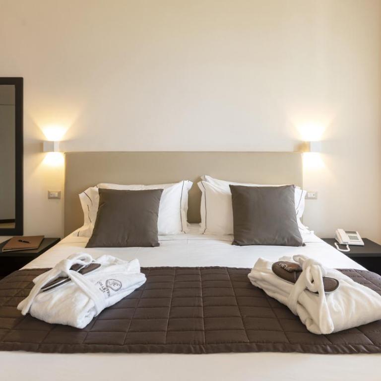 Hotel Villa Cipressi, by R Collection Hotels - Deluxe Double Room with Lake View - 4