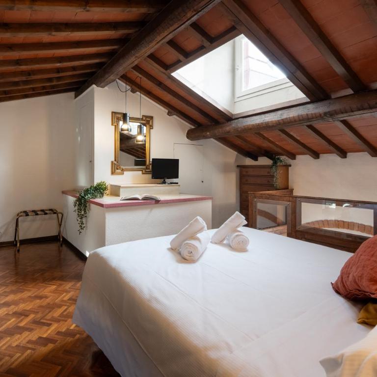 Via Lamberti, 3 - Florence Charming Apartments - Charming and historic 5th-floor attic apartment with elevator in a building at the heart of vibrant Florence, just a 2-minute walk from all attractions - Appartamento con 1 Camera da Letto - 5