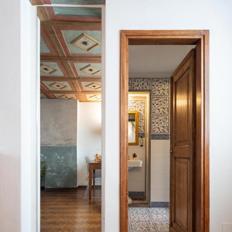Via Lamberti, 3 - Florence Charming Apartments - Charming and historic 5th-floor attic apartment with elevator in a building at the heart of vibrant Florence, just a 2-minute walk from all attractions - Appartamento con 1 Camera da Letto - 3