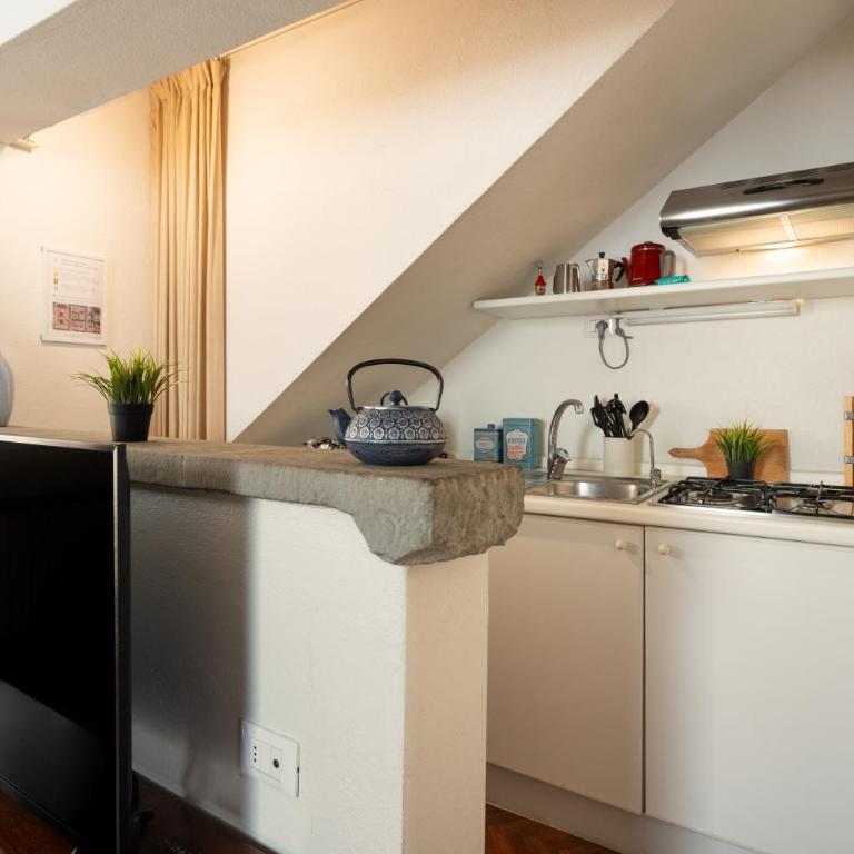Via Lamberti, 3 - Florence Charming Apartments - Charming and historic 5th-floor attic apartment with elevator in a building at the heart of vibrant Florence, just a 2-minute walk from all attractions - Appartamento con 1 Camera da Letto - 32