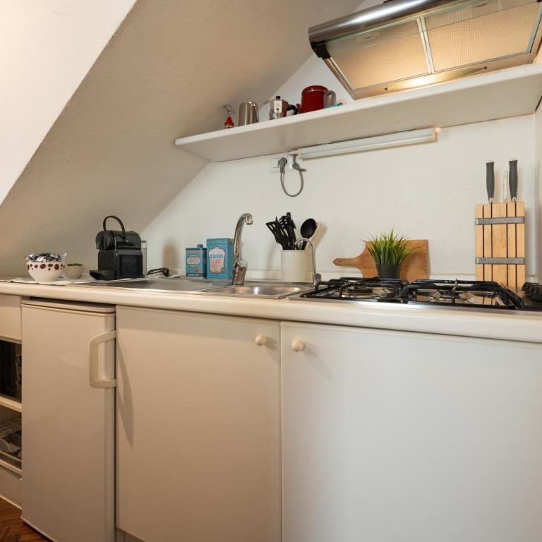 Via Lamberti, 3 - Florence Charming Apartments - Charming and historic 5th-floor attic apartment with elevator in a building at the heart of vibrant Florence, just a 2-minute walk from all attractions - Appartamento con 1 Camera da Letto - 6