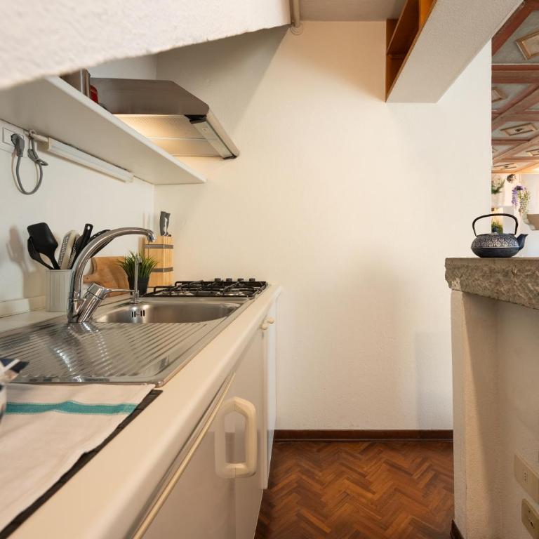 Via Lamberti, 3 - Florence Charming Apartments - Charming and historic 5th-floor attic apartment with elevator in a building at the heart of vibrant Florence, just a 2-minute walk from all attractions - Appartamento con 1 Camera da Letto - 24