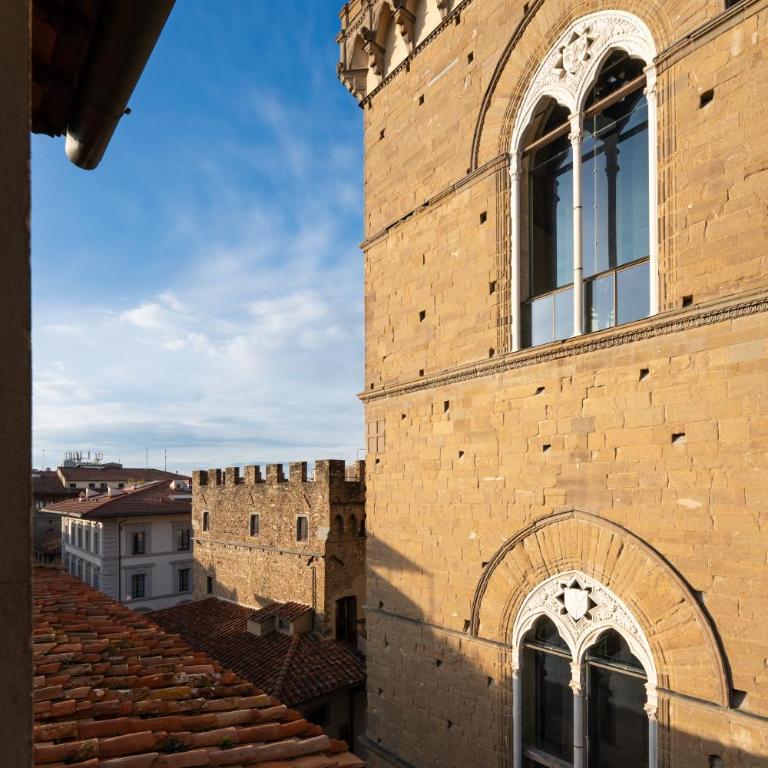 Via Lamberti, 3 - Florence Charming Apartments - Charming and historic 5th-floor attic apartment with elevator in a building at the heart of vibrant Florence, just a 2-minute walk from all attractions - Appartamento con 1 Camera da Letto - 40