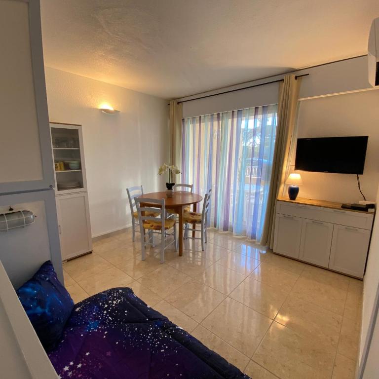 Joli studio climatisé au Port de Hyères - Proche Plages et Commerces - Linge de maison fourni - Apartment mit 2 Schlafzimmern - 4