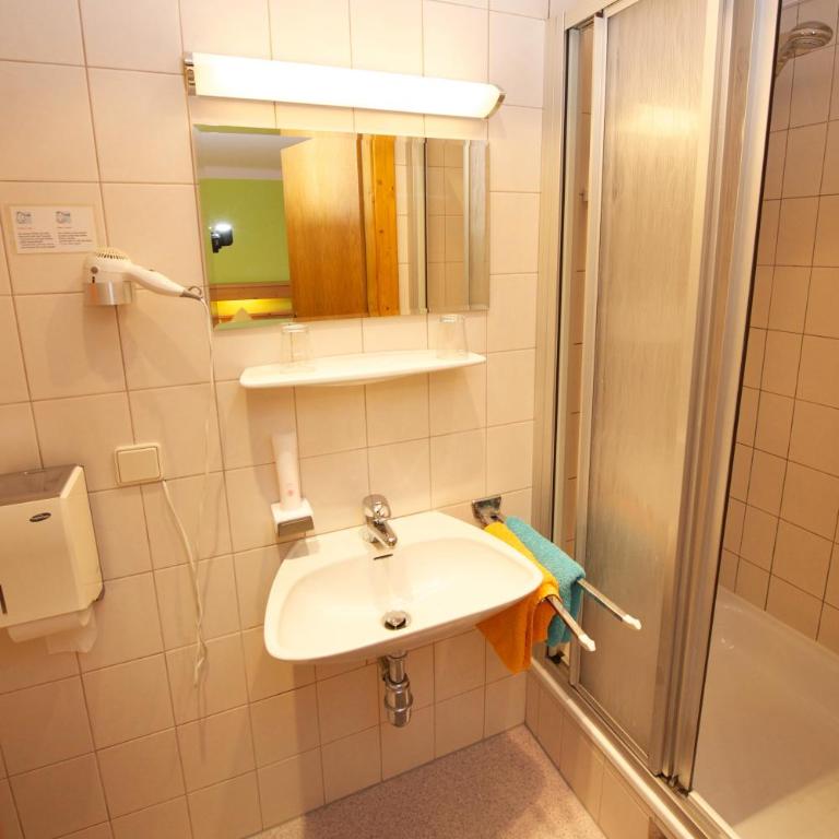 Pension Alpenrose - Doppelzimmer mit Dusche, WC und Balkon - 3
