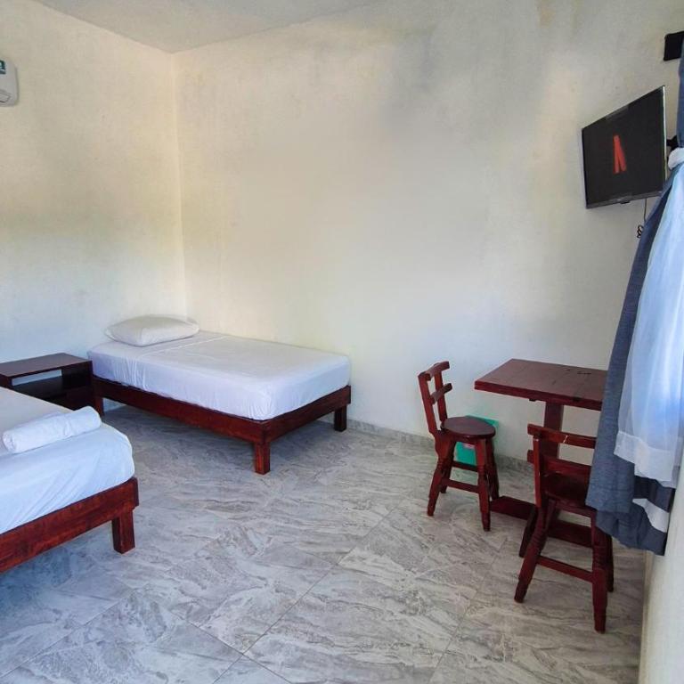Hotel Monserrat - Twin Room with Shower - 15