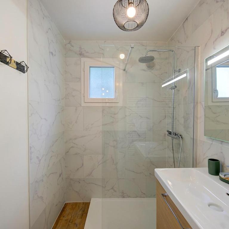 Grand Appartement - Wifi -Parking - Tramway 1 min - Apartamento de 2 dormitorios con balcón - 6