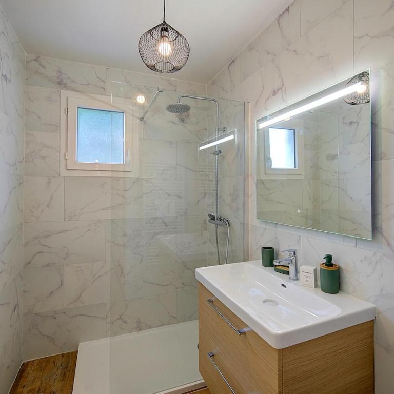 Grand Appartement - Wifi -Parking - Tramway 1 min - Apartamento de 2 dormitorios con balcón - 12