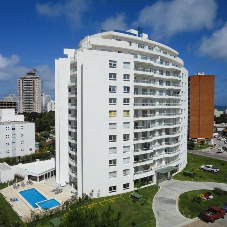 Piso 7 con vista a Playa Brava, Piscina y sauna - Apartamento de 2 dormitorios con balcón y vistas al mar - 1
