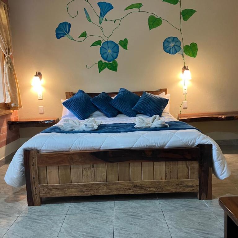 Casa del Rio en MINDO - Family Room with Garden View - 2