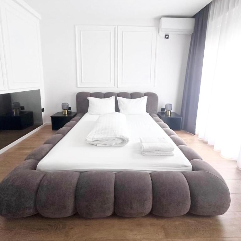 Zuma Lux Apartments - One-Bedroom Apartment - 2