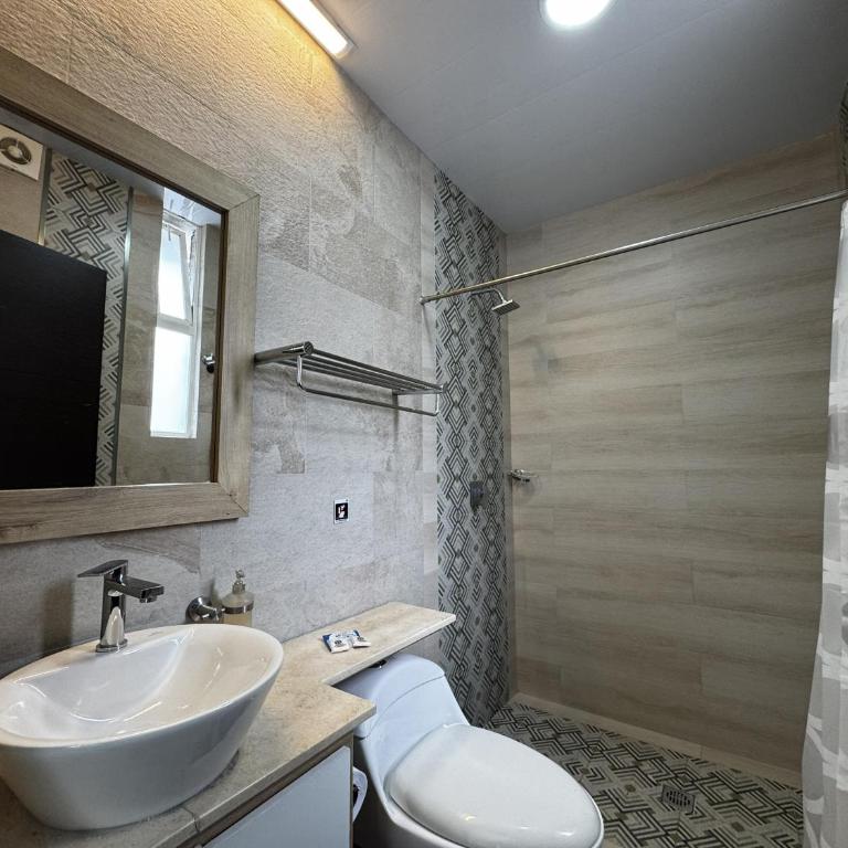 Hotel Shalom - Deluxe Quadruple Room - 9