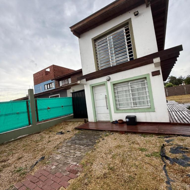 Carlos - Three-Bedroom House - 10