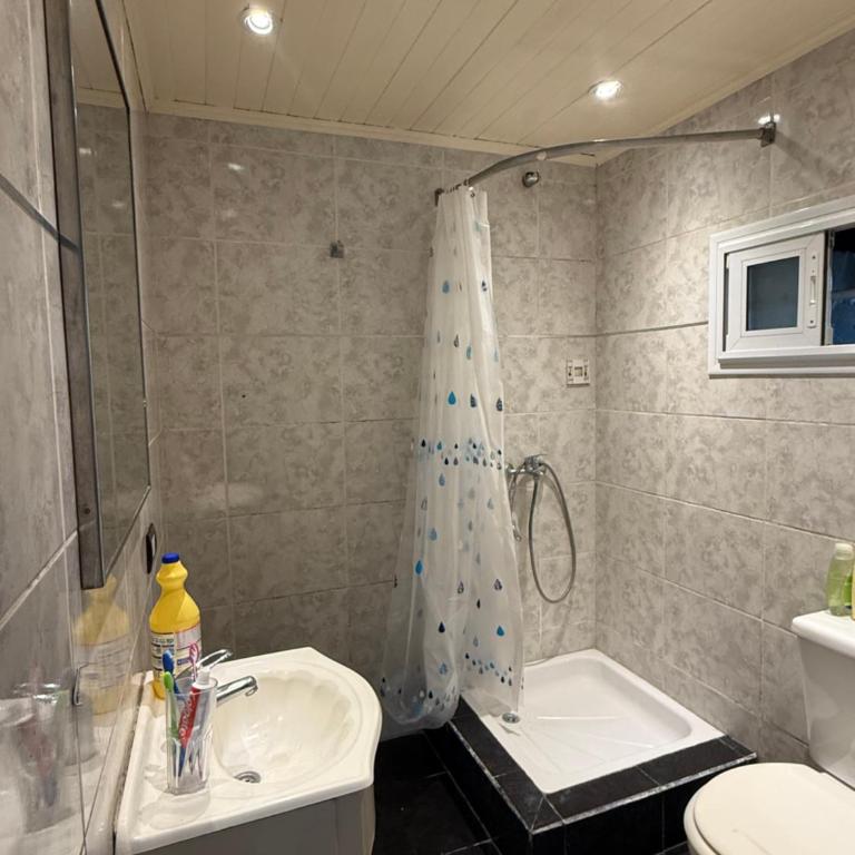 Carlos - Three-Bedroom House - 14
