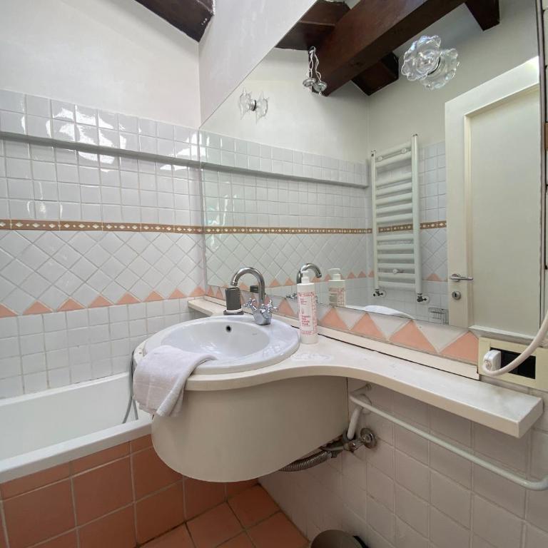 Attico San Vitale City Center - Two-Bedroom Apartment with Terrace - 24