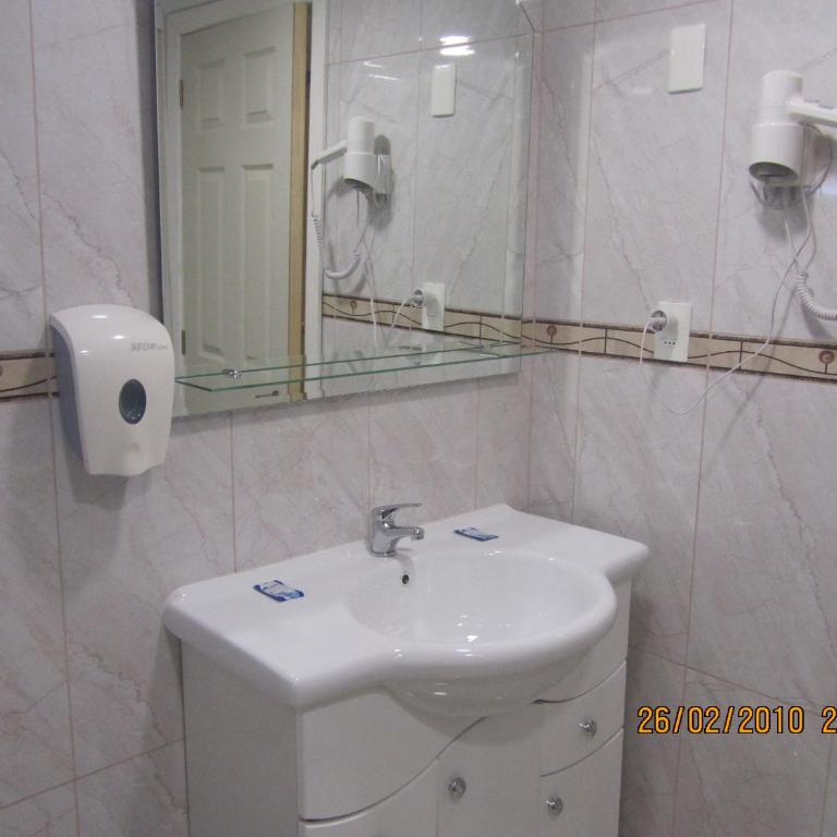 Patagonia Swiss House - Standard Triple Room with Private Bathroom - 4
