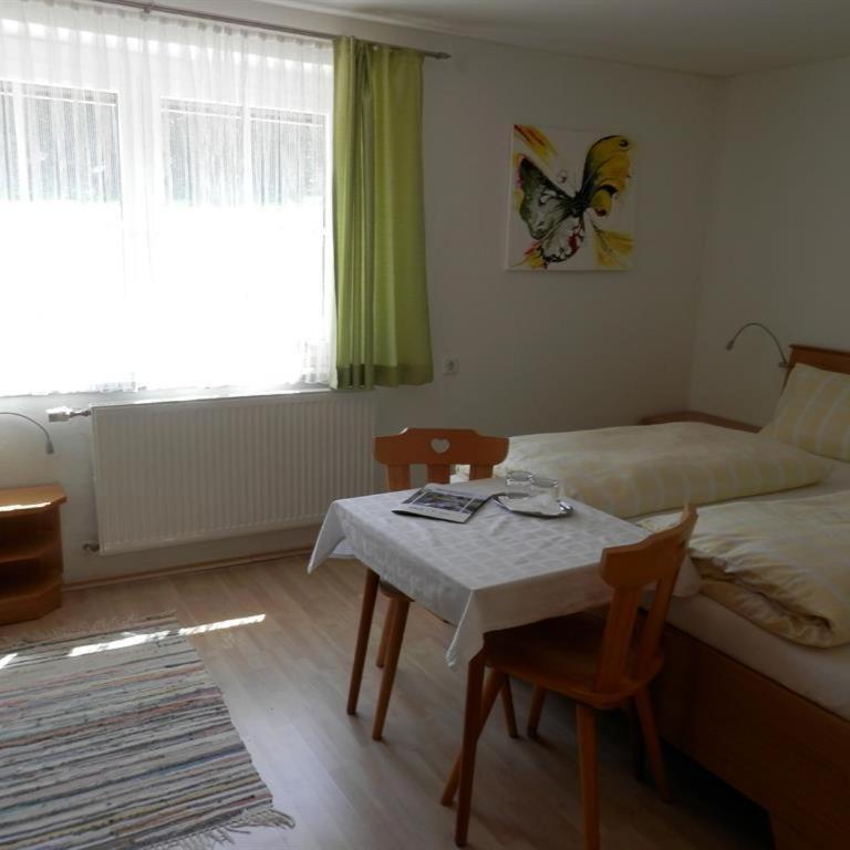 Gästehaus Waltraud Stelzl - Dreibettzimmer mit Bad - 3