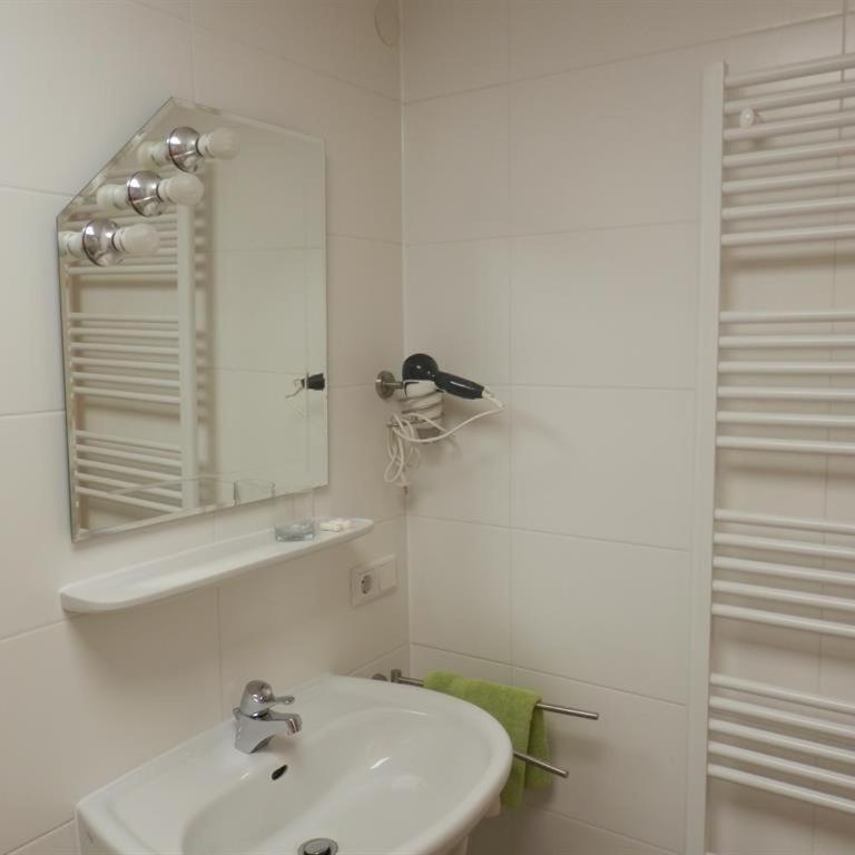 Gästehaus Waltraud Stelzl - Dreibettzimmer mit Bad - 4