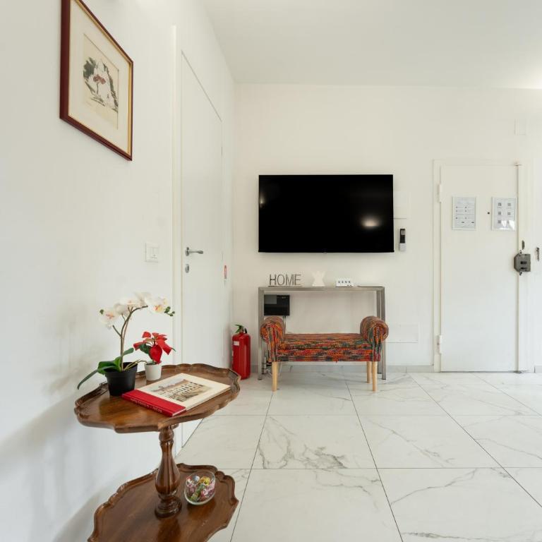 Avelli Pia Fourth Floor with 2 Bathrooms - Florence Charming Apartments - Delightful and bright 4rd-floor apartment without elevator, overlooking one of Florence's most beautiful squares, Exceptionally located for exploring the city - Appartamento con 1 Camera da Letto - 37