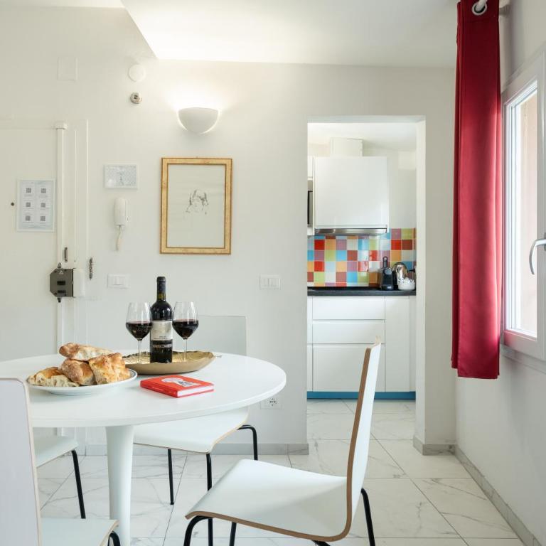 Avelli Pia Fourth Floor with 2 Bathrooms - Florence Charming Apartments - Delightful and bright 4rd-floor apartment without elevator, overlooking one of Florence's most beautiful squares, Exceptionally located for exploring the city - Appartamento con 1 Camera da Letto - 36